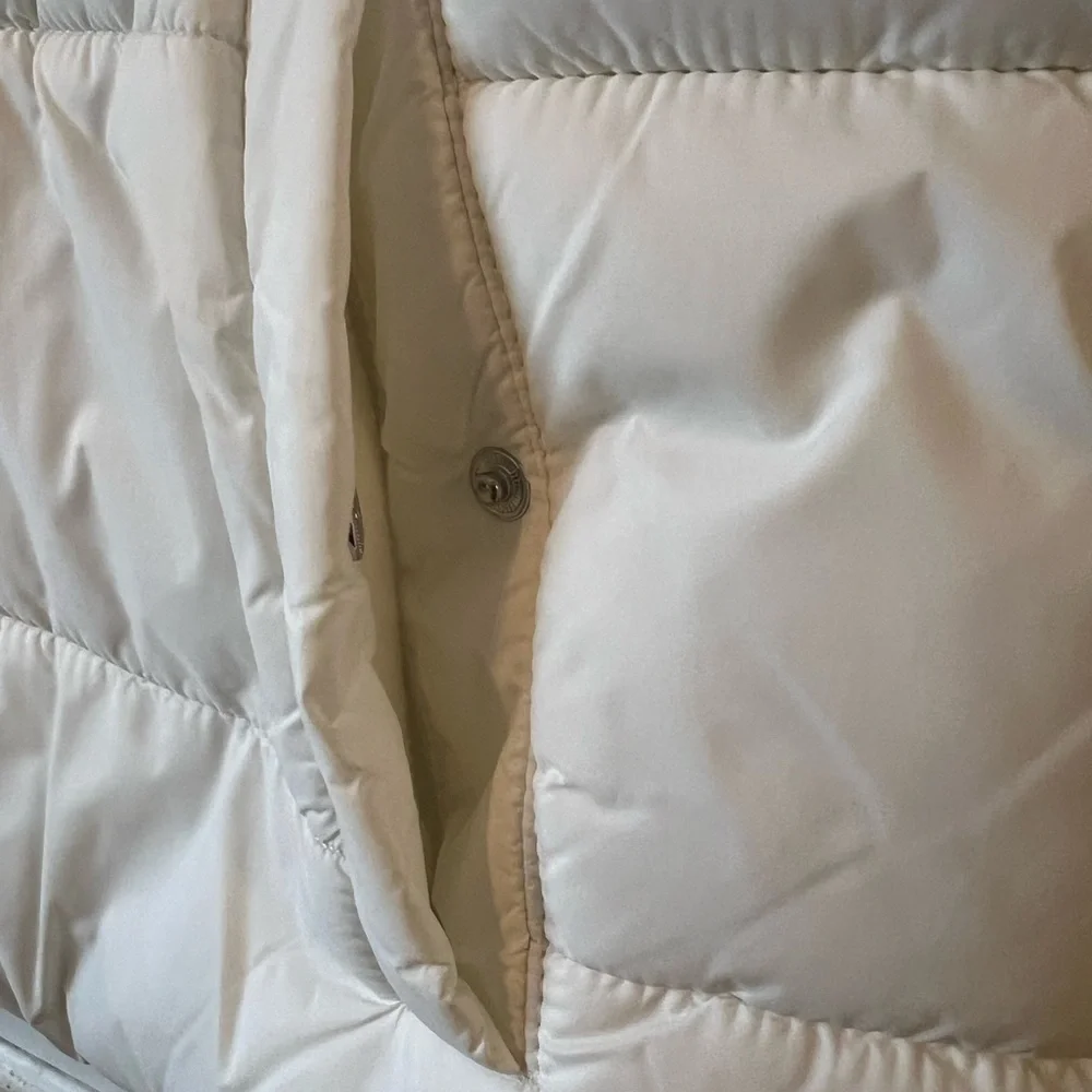 Old Navy White Puffer Vest - Picture 4 of 7